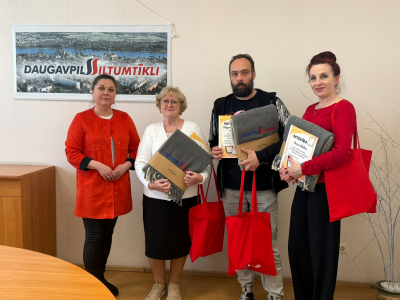 Pasniegtas siltās dāvanas no “Daugavpils siltumtīkli” par pāreju uz e-rēķiniem